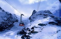 Cable car heading towards Klein Matterhorn